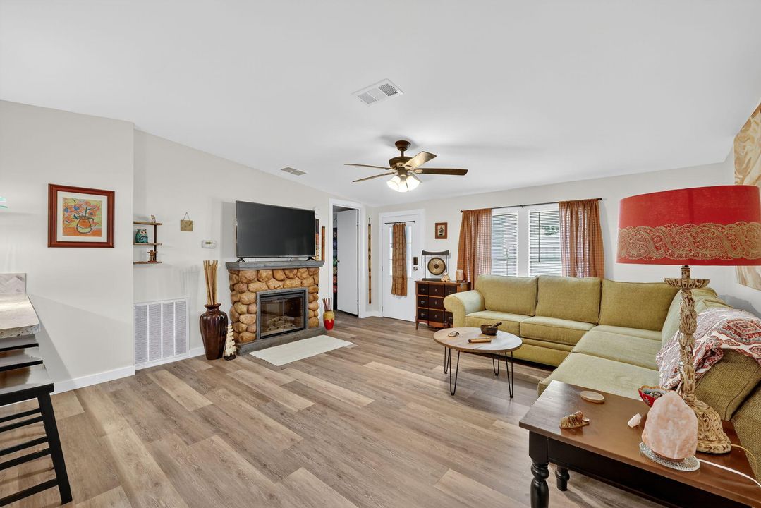 For Sale: $159,000 (2 beds, 2 baths, 1120 Square Feet)