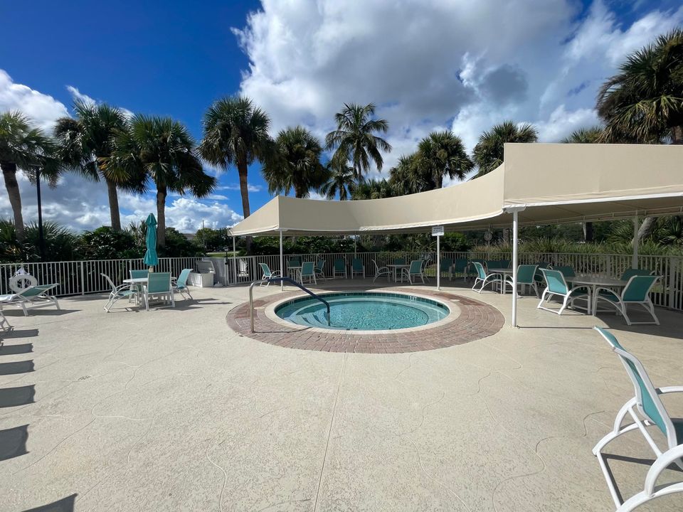 合同活跃: $214,900 (2 贝兹, 2 浴室, 1037 平方英尺)