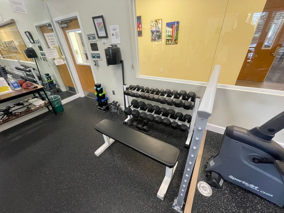 合同活跃: $214,900 (2 贝兹, 2 浴室, 1037 平方英尺)