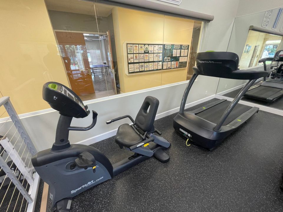 合同活跃: $214,900 (2 贝兹, 2 浴室, 1037 平方英尺)