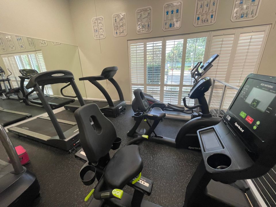 合同活跃: $214,900 (2 贝兹, 2 浴室, 1037 平方英尺)