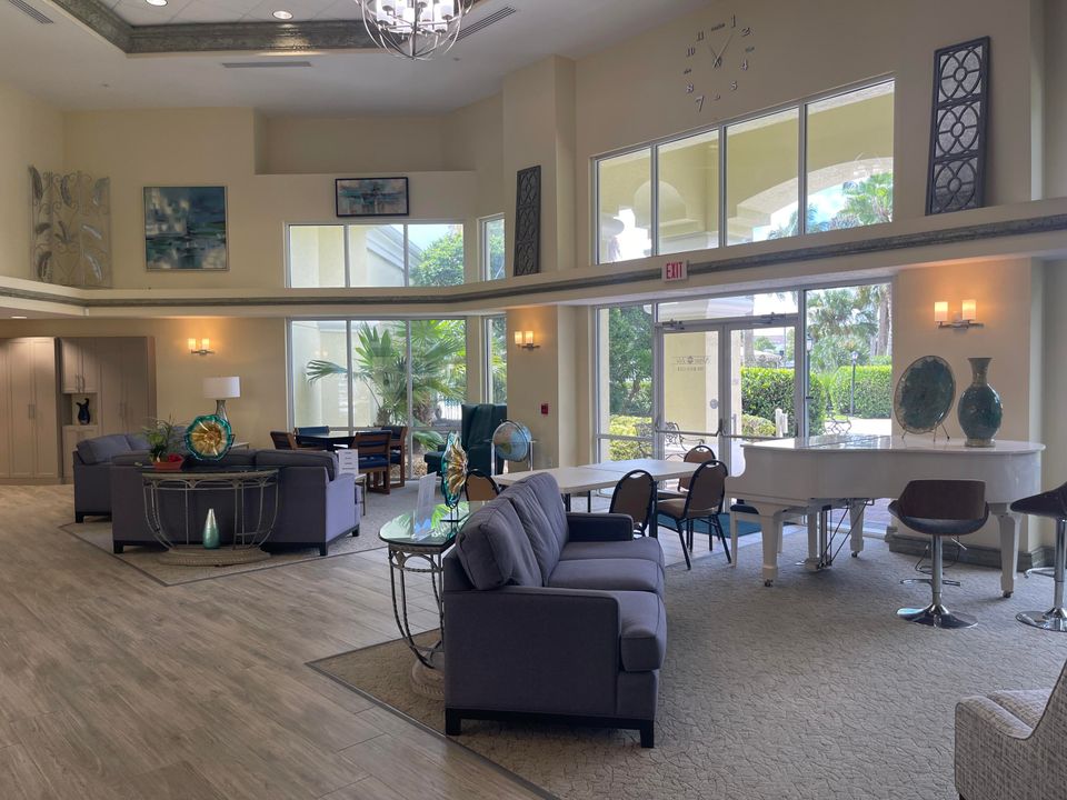 合同活跃: $214,900 (2 贝兹, 2 浴室, 1037 平方英尺)