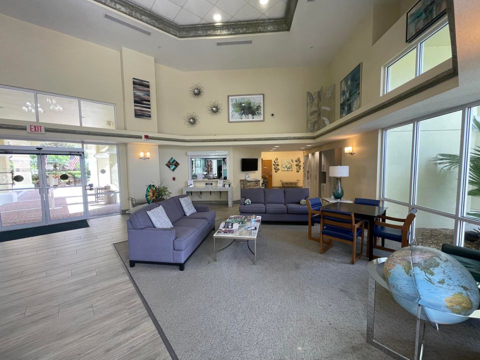 合同活跃: $214,900 (2 贝兹, 2 浴室, 1037 平方英尺)