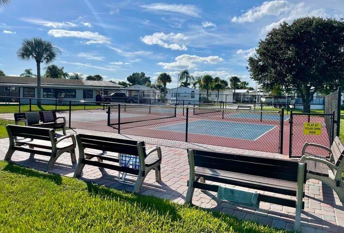 待售: $125,000 (1 贝兹, 2 浴室, 860 平方英尺)