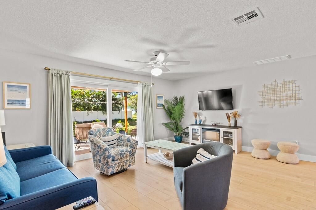 待售: $380,000 (2 贝兹, 2 浴室, 1072 平方英尺)