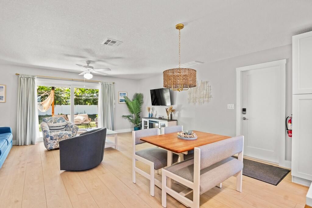 待售: $380,000 (2 贝兹, 2 浴室, 1072 平方英尺)