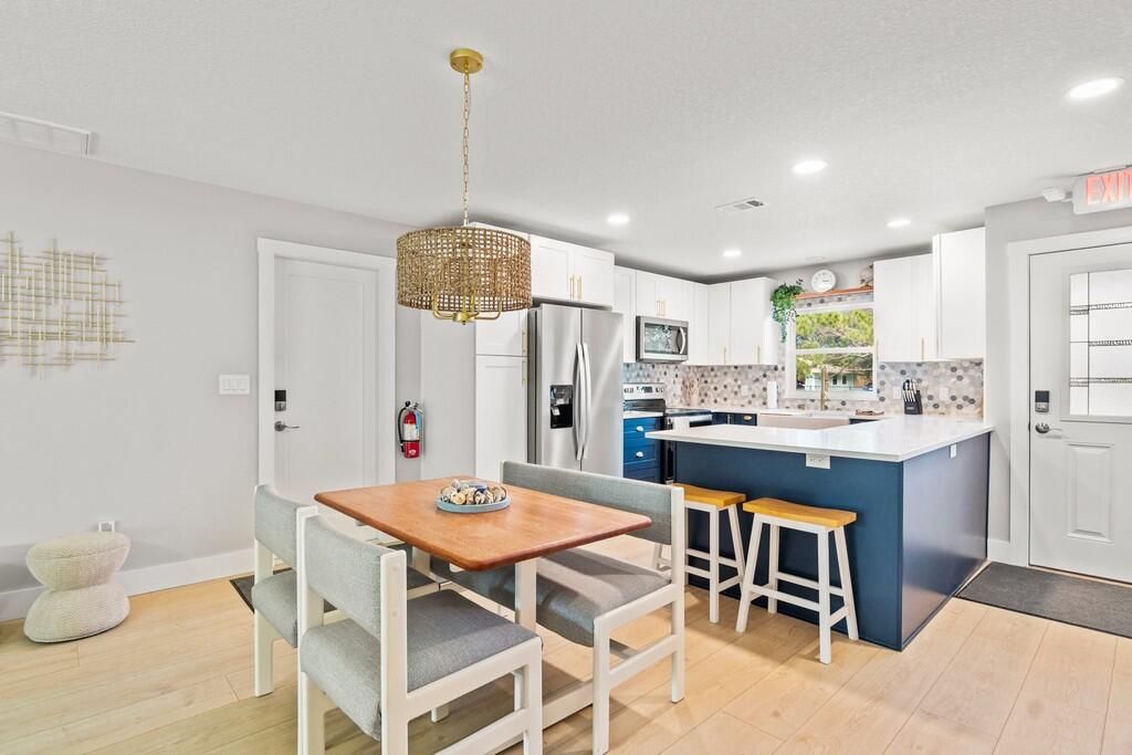 待售: $380,000 (2 贝兹, 2 浴室, 1072 平方英尺)