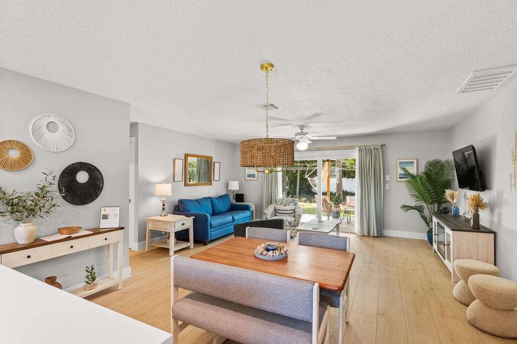 待售: $380,000 (2 贝兹, 2 浴室, 1072 平方英尺)