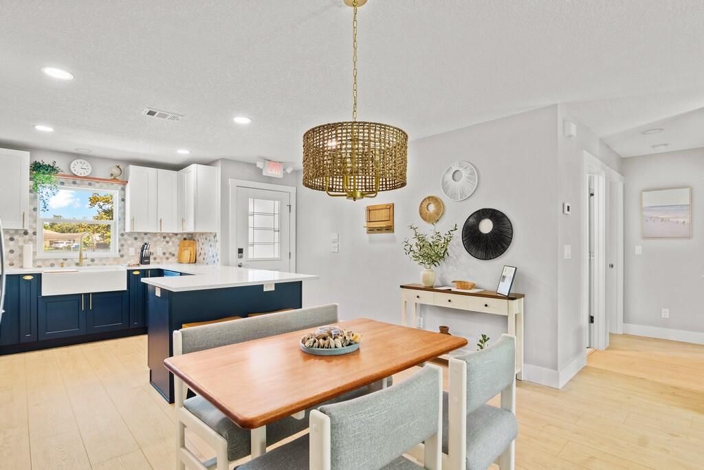 待售: $380,000 (2 贝兹, 2 浴室, 1072 平方英尺)