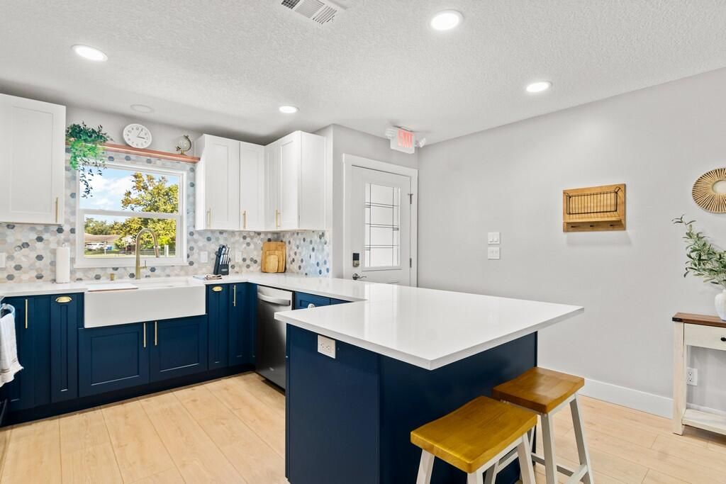 待售: $380,000 (2 贝兹, 2 浴室, 1072 平方英尺)