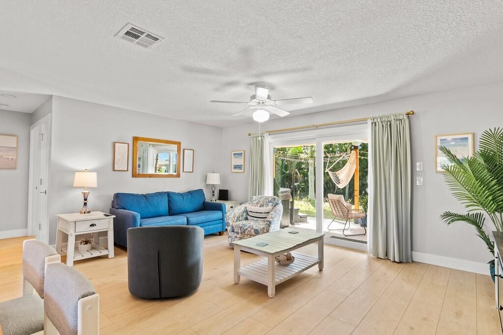 待售: $380,000 (2 贝兹, 2 浴室, 1072 平方英尺)