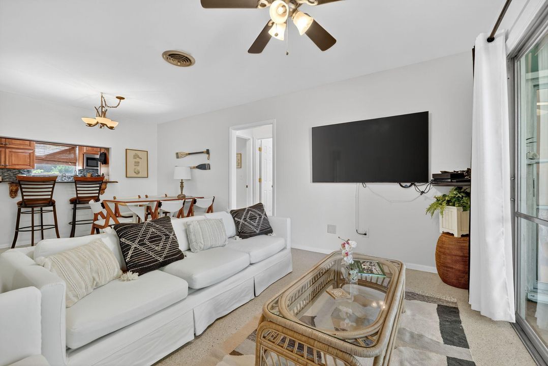 出租: $3,800 (3 贝兹, 1 浴室, 1001 平方英尺)