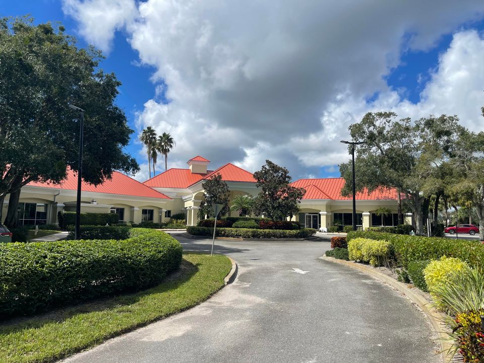 合同活跃: $214,900 (2 贝兹, 2 浴室, 1037 平方英尺)