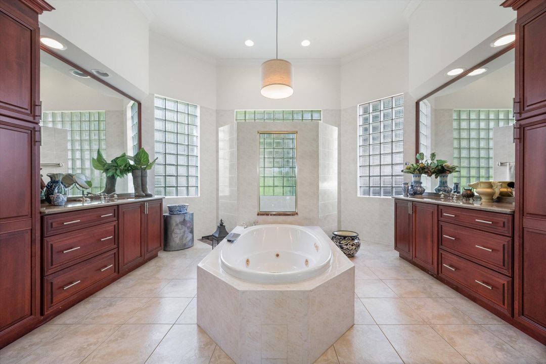 Activo con contrato: $1,097,000 (5 camas, 3 baños, 3234 Pies cuadrados)