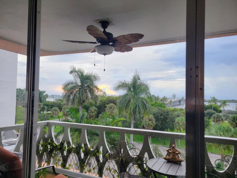 Active With Contract: $249,000 (1 beds, 1 baths, 550 Square Feet)