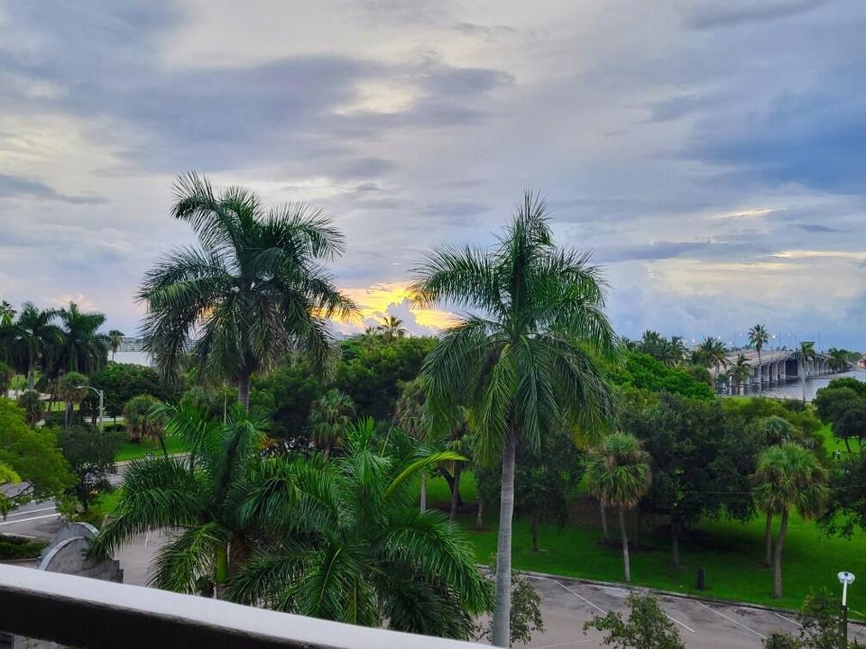 Active With Contract: $249,000 (1 beds, 1 baths, 550 Square Feet)