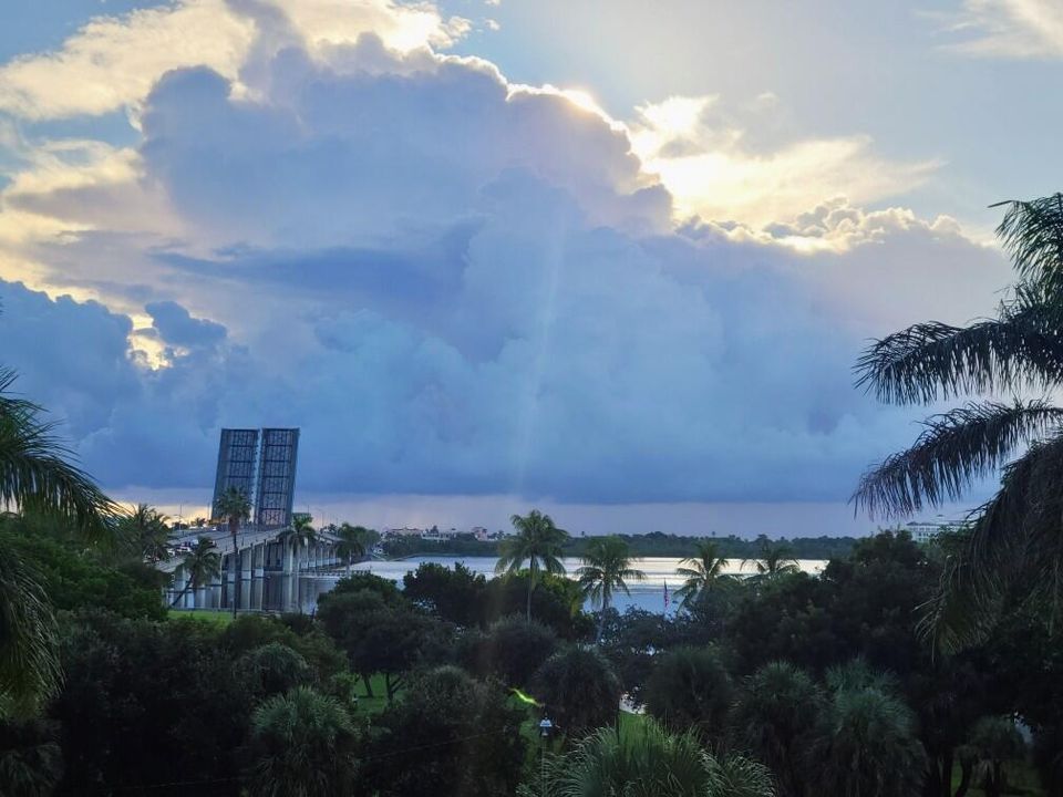 Active With Contract: $249,000 (1 beds, 1 baths, 550 Square Feet)