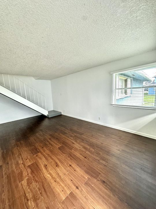 For Rent: $1,800 (2 beds, 1 baths, 980 Square Feet)