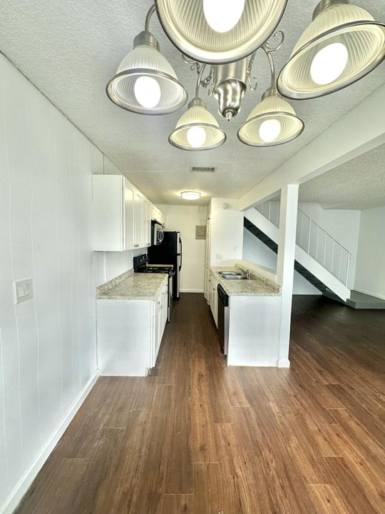 For Rent: $1,800 (2 beds, 1 baths, 980 Square Feet)