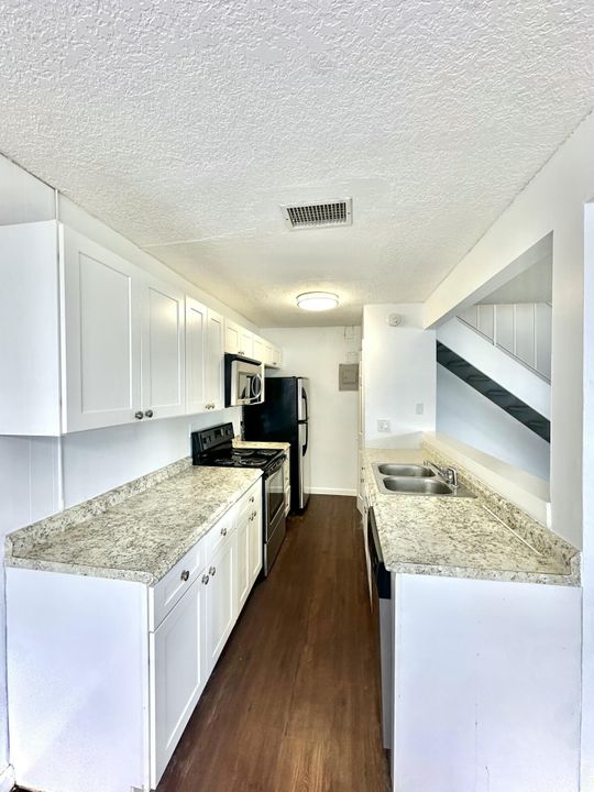 For Rent: $1,800 (2 beds, 1 baths, 980 Square Feet)