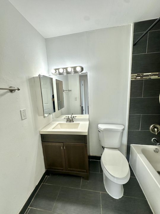 For Rent: $1,800 (2 beds, 1 baths, 980 Square Feet)