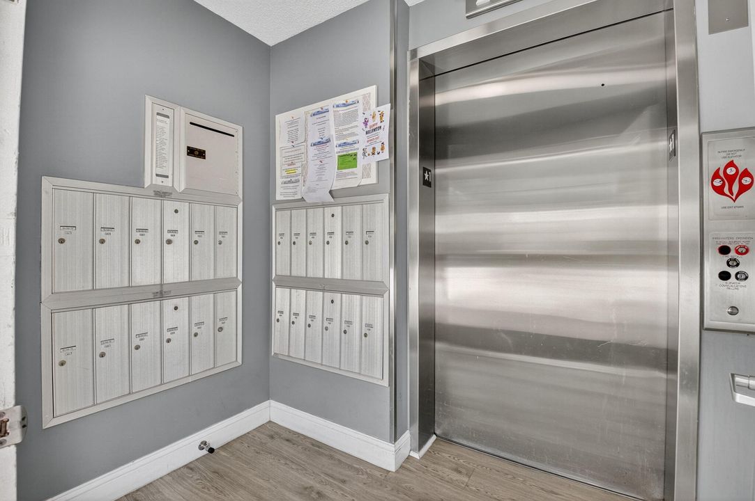 Active With Contract: $239,000 (2 beds, 2 baths, 1385 Square Feet)