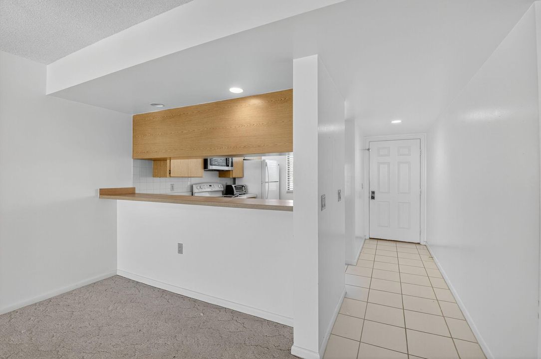 Active With Contract: $239,000 (2 beds, 2 baths, 1385 Square Feet)