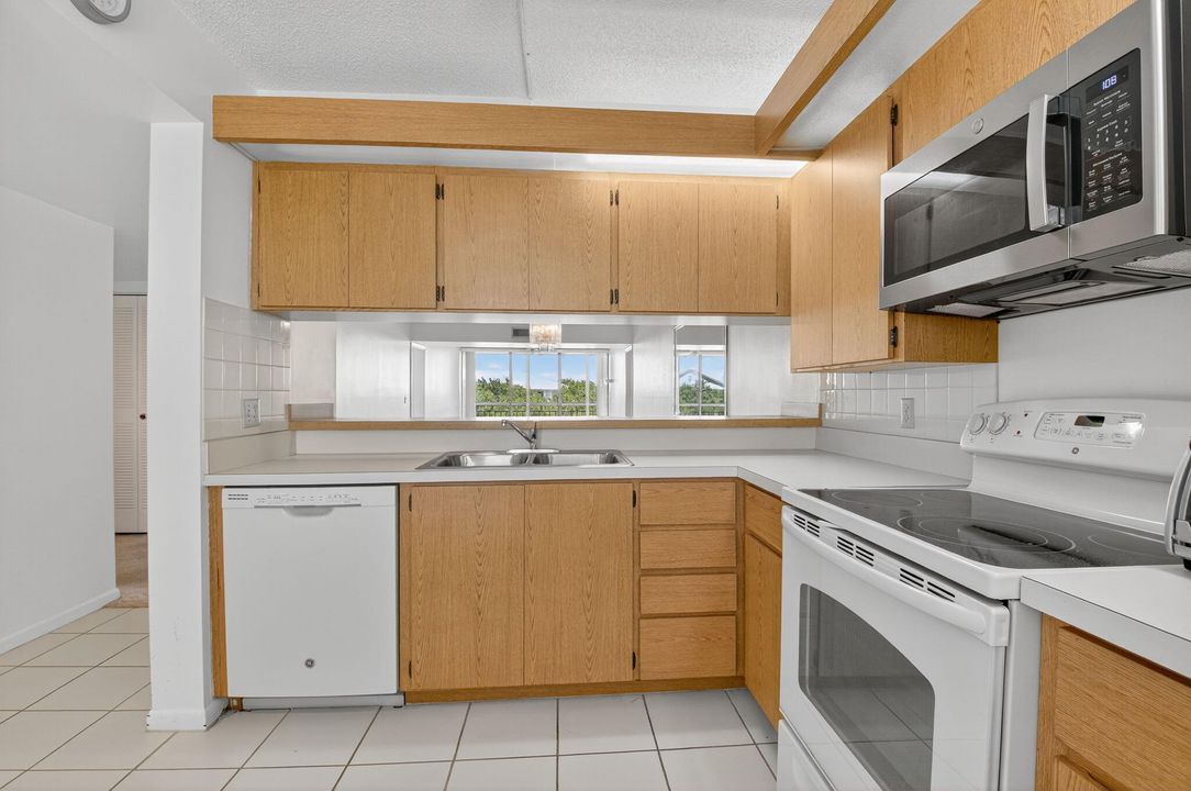 Active With Contract: $239,000 (2 beds, 2 baths, 1385 Square Feet)