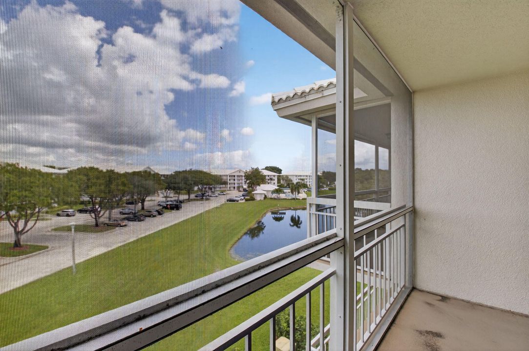 Active With Contract: $239,000 (2 beds, 2 baths, 1385 Square Feet)