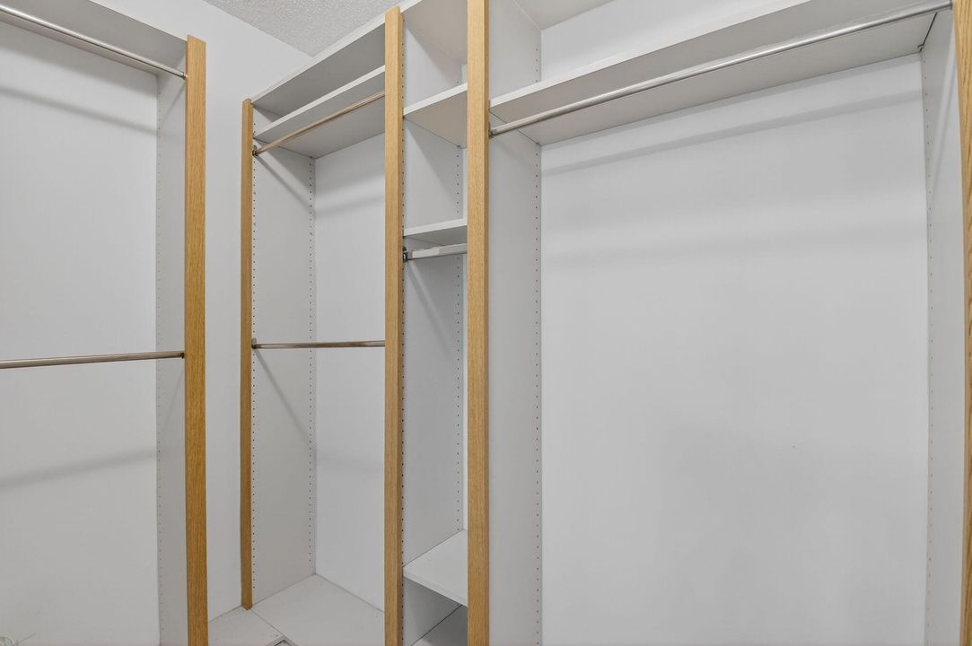 Active With Contract: $239,000 (2 beds, 2 baths, 1385 Square Feet)