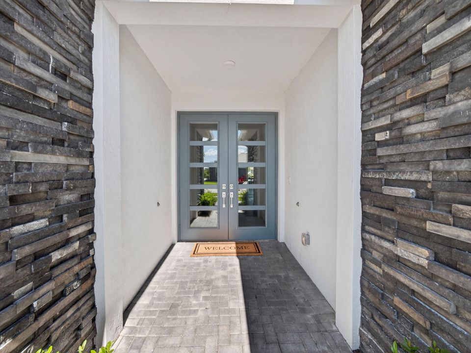 For Sale: $615,000 (2 beds, 2 baths, 2354 Square Feet)