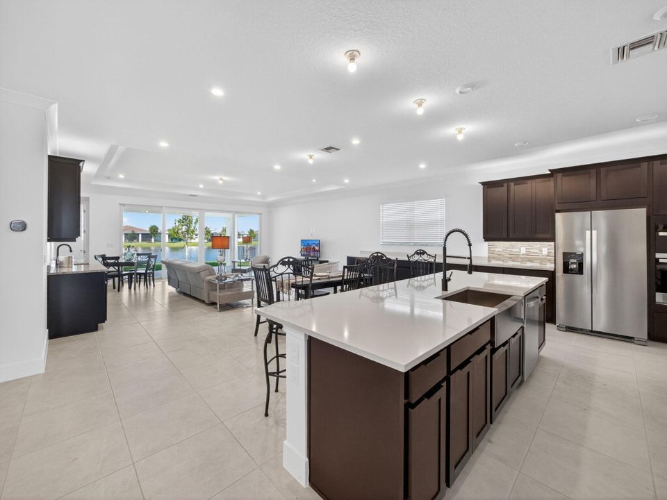 For Sale: $615,000 (2 beds, 2 baths, 2354 Square Feet)