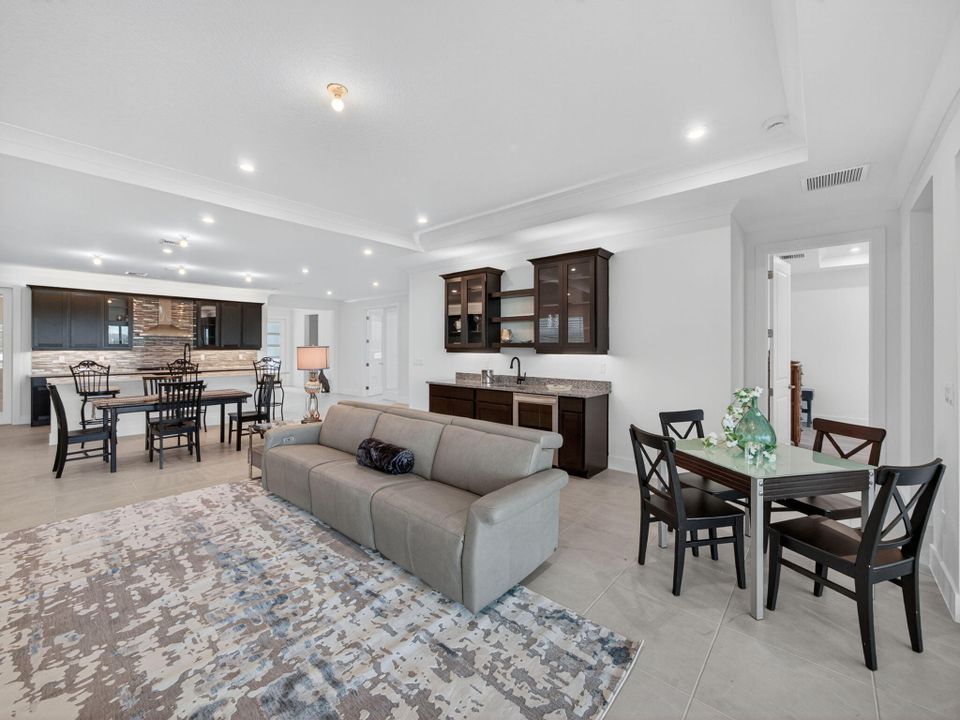 For Sale: $615,000 (2 beds, 2 baths, 2354 Square Feet)