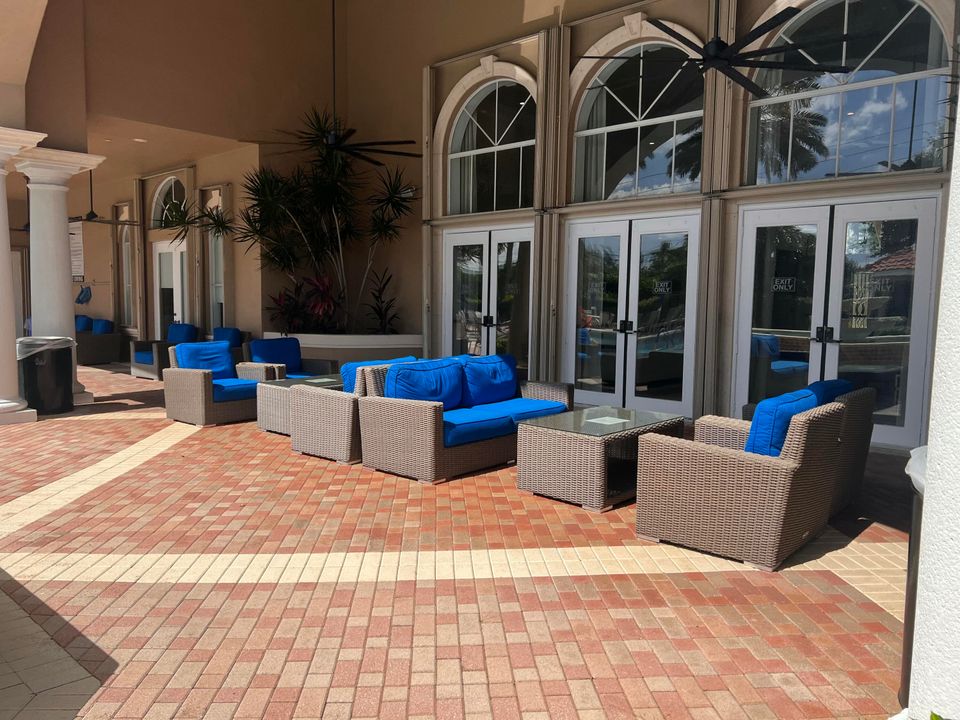 Active With Contract: $350,000 (2 beds, 2 baths, 1951 Square Feet)