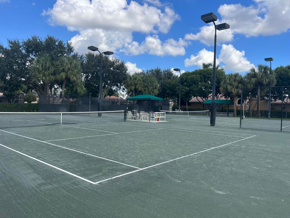 Active With Contract: $350,000 (2 beds, 2 baths, 1951 Square Feet)