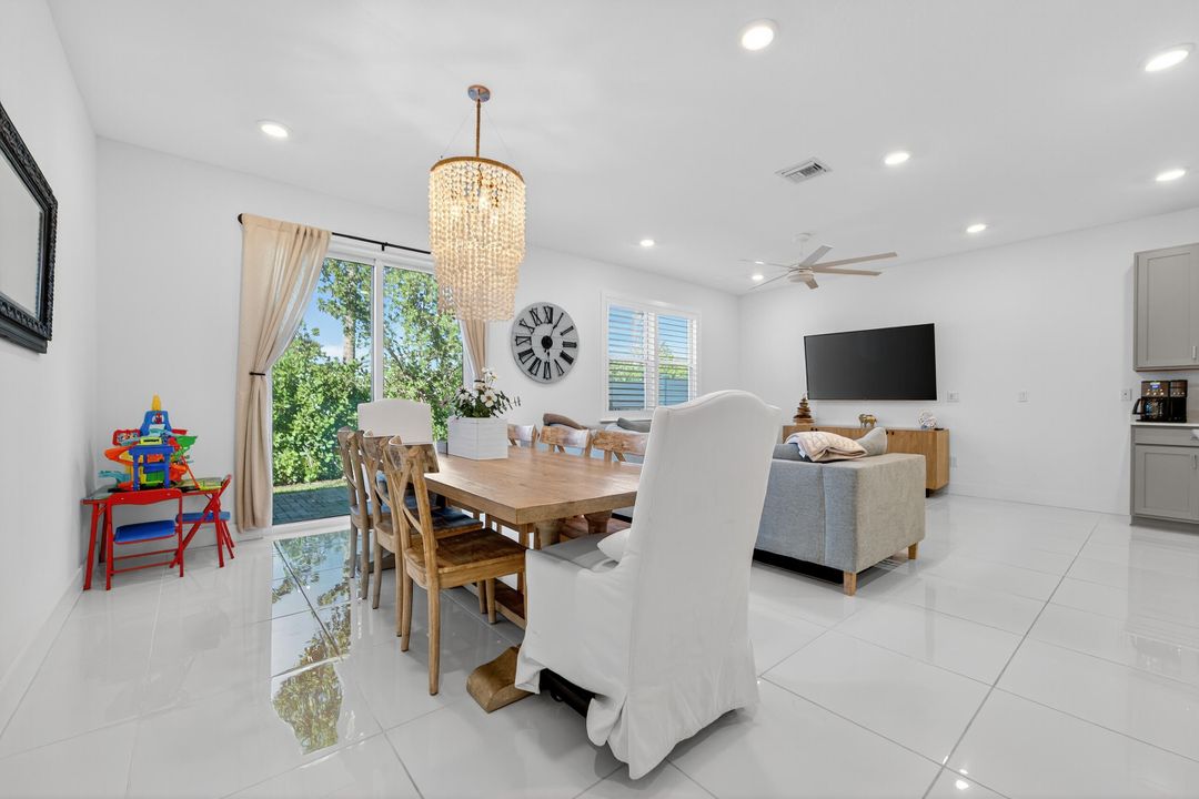 待售: $435,000 (3 贝兹, 2 浴室, 1974 平方英尺)