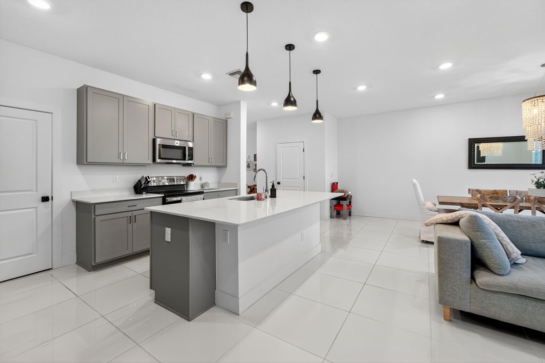 待售: $435,000 (3 贝兹, 2 浴室, 1974 平方英尺)