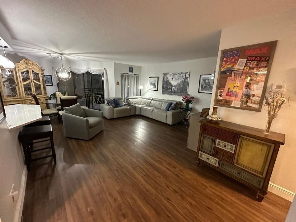 Active With Contract: $269,500 (2 beds, 2 baths, 1254 Square Feet)