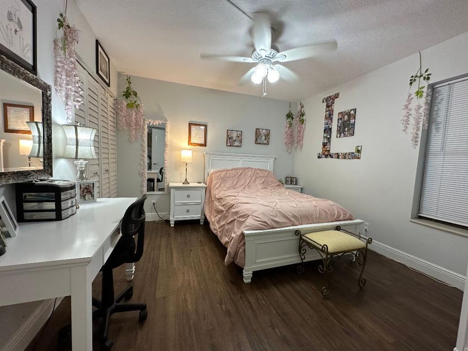 Active With Contract: $269,500 (2 beds, 2 baths, 1254 Square Feet)