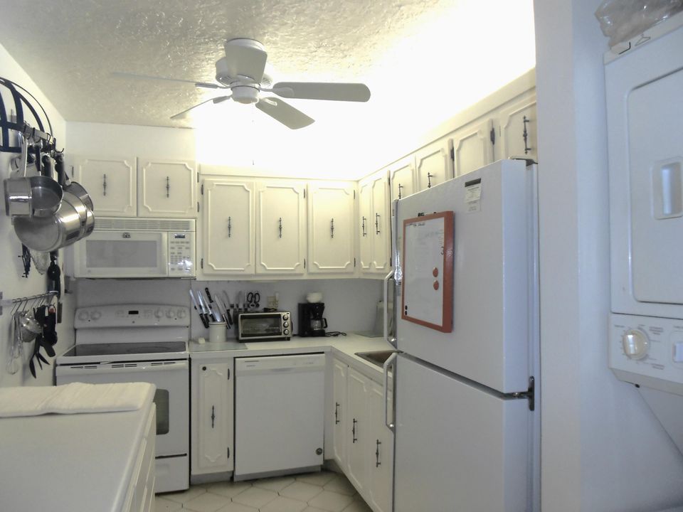 Active With Contract: $2,400 (2 beds, 2 baths, 1238 Square Feet)