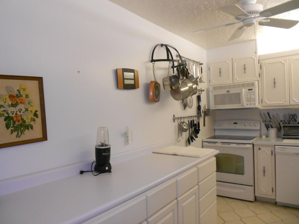 Active With Contract: $2,400 (2 beds, 2 baths, 1238 Square Feet)