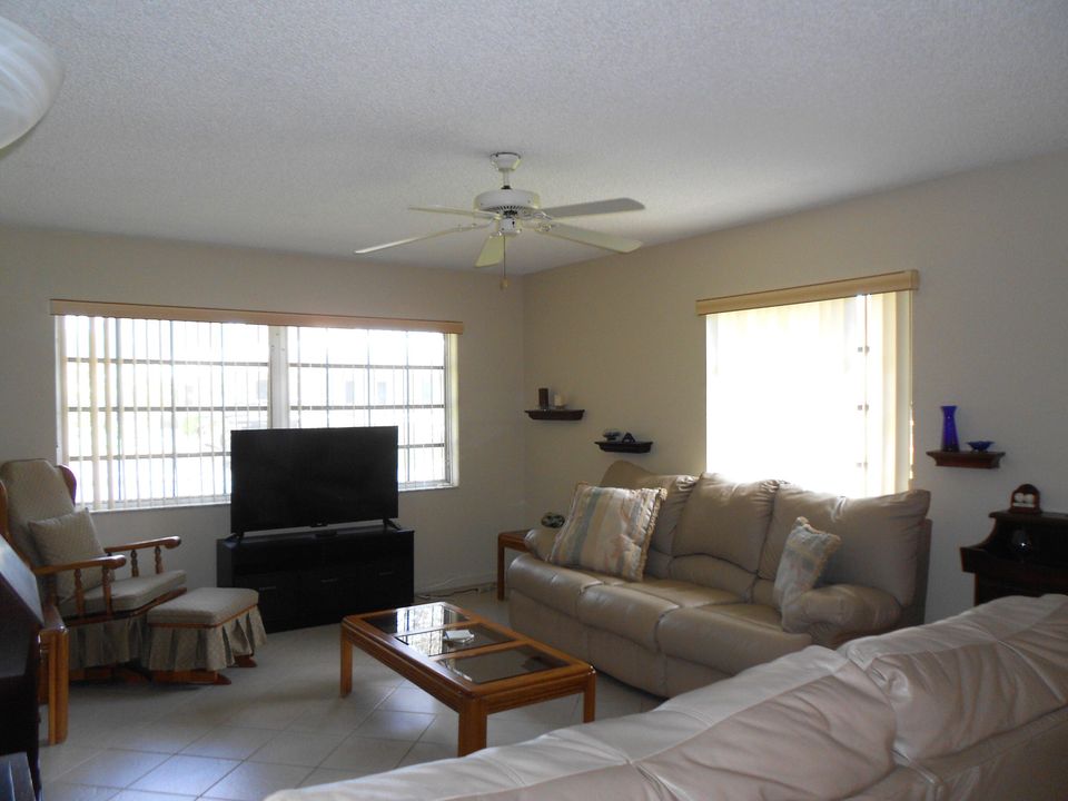 Active With Contract: $2,400 (2 beds, 2 baths, 1238 Square Feet)