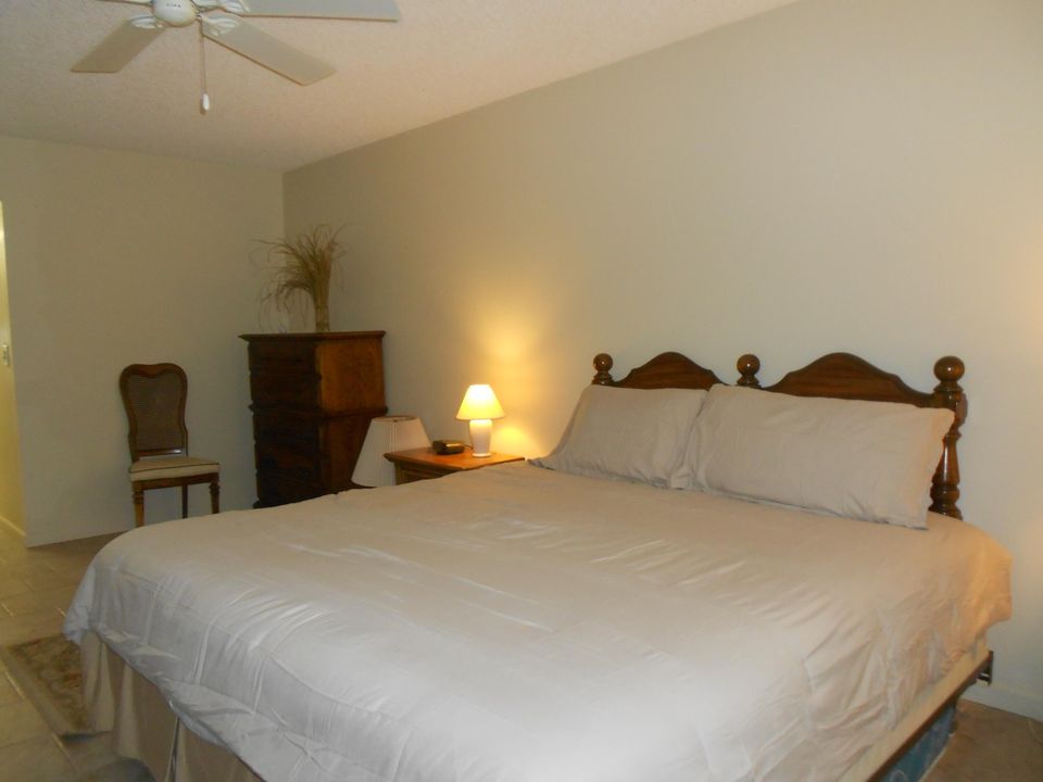 Active With Contract: $2,400 (2 beds, 2 baths, 1238 Square Feet)