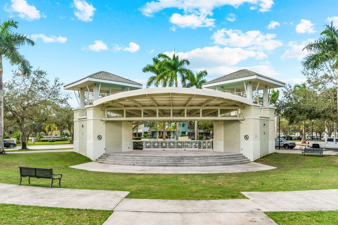 Active With Contract: $350,000 (2 beds, 2 baths, 1131 Square Feet)