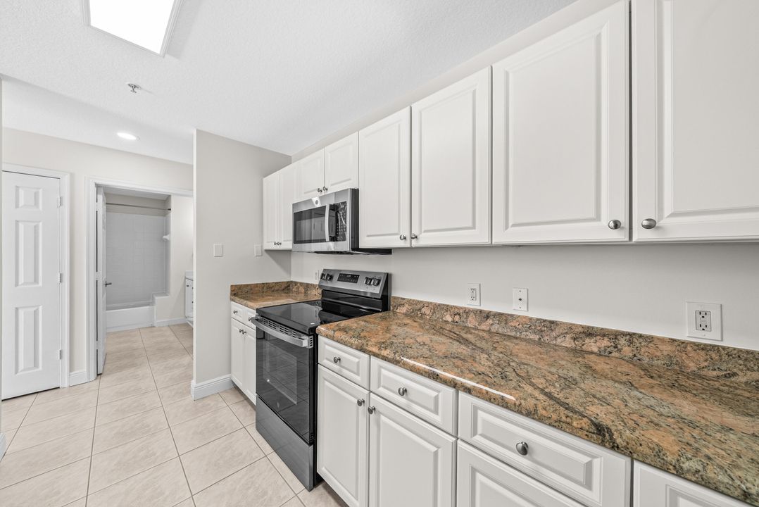 Active With Contract: $350,000 (2 beds, 2 baths, 1131 Square Feet)