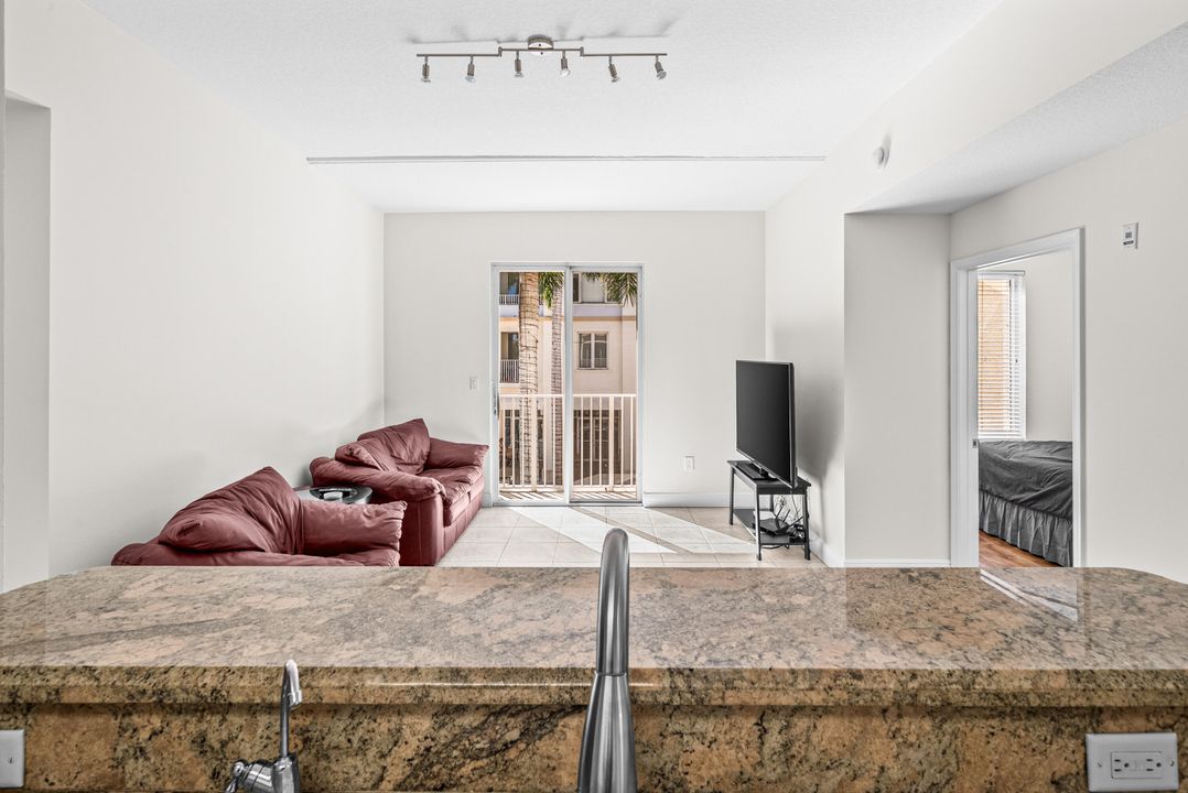 Active With Contract: $350,000 (2 beds, 2 baths, 1131 Square Feet)