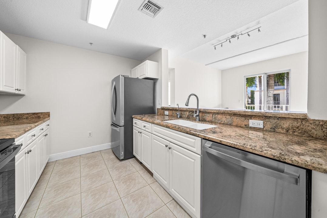 Active With Contract: $350,000 (2 beds, 2 baths, 1131 Square Feet)