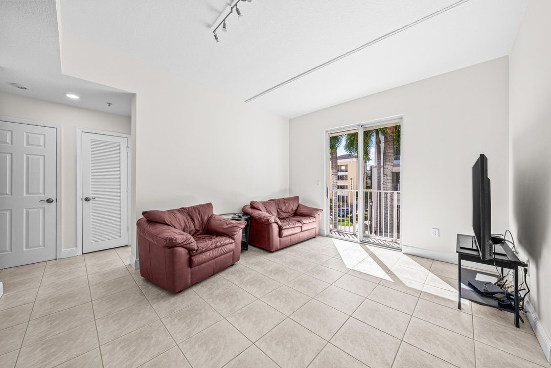 Active With Contract: $350,000 (2 beds, 2 baths, 1131 Square Feet)