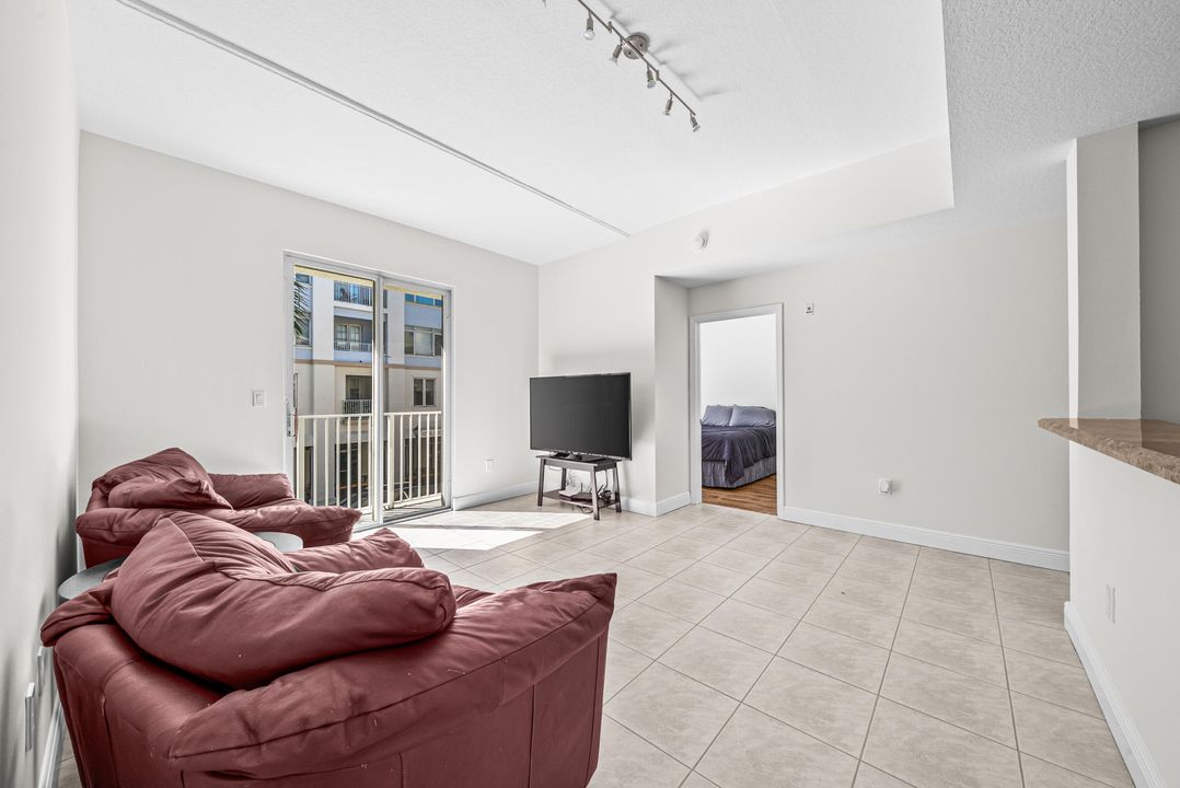 Active With Contract: $350,000 (2 beds, 2 baths, 1131 Square Feet)