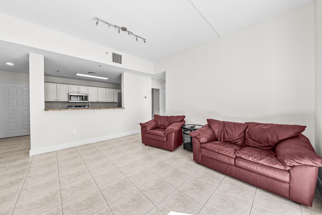 Active With Contract: $350,000 (2 beds, 2 baths, 1131 Square Feet)